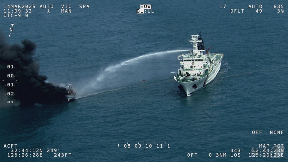 (제주=뉴스1) = 14일 오전 제주시 한경면 차귀도 남서쪽 해상에서 발생한 29톤급 어선 화재 사고로 검은 연기가 치솟고 있다. (제주해양경찰청 제공. 재판매 및 DB 금지) 2 …