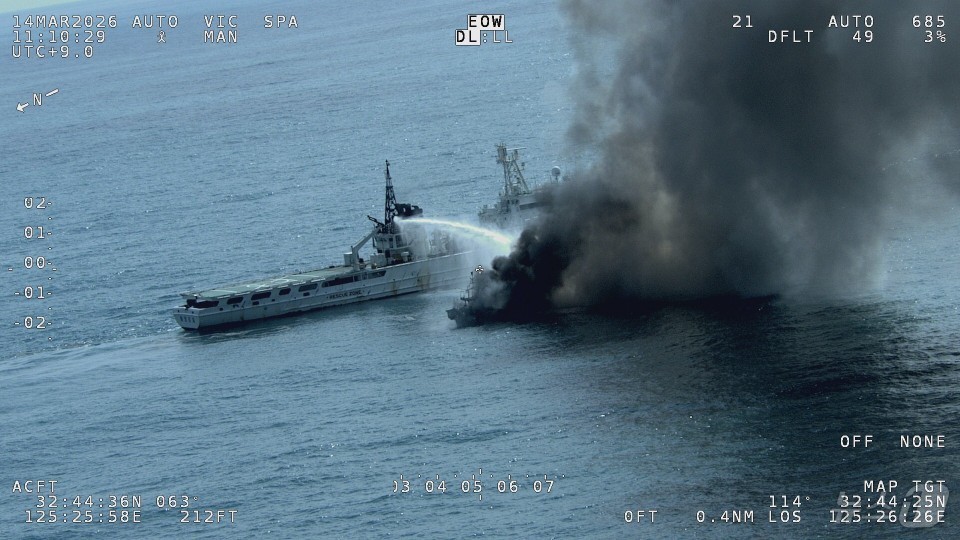 (제주=뉴스1) = 14일 오전 제주시 한경면 차귀도 남서쪽 해상에서 발생한 29톤급 어선 화재 사고로 검은 연기가 치솟고 있다. (제주해양경찰청 제공. 재판매 및 DB 금지) 2 …