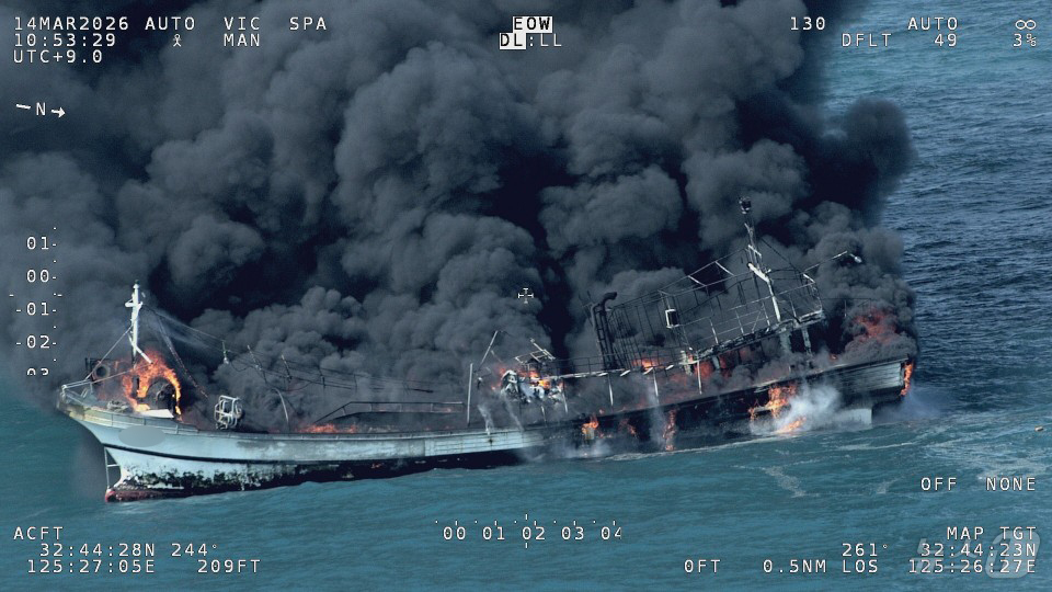 (제주=뉴스1) = 14일 오전 제주시 한경면 차귀도 남서쪽 해상에서 발생한 29톤급 어선 화재 사고로 검은 연기가 치솟고 있다. (제주해양경찰청 제공. 재판매 및 DB 금지) 2 …