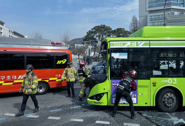 연세대 정문 앞에서 버스 교통사고…5명 병원 이송