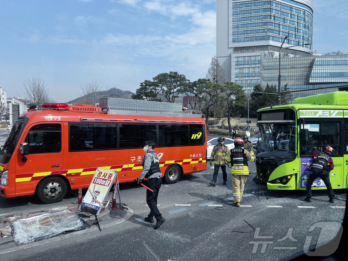 (서울=뉴스1) 홍기삼 기자 = 14일 오전 서울시 서대문구 성산로 연세대학교 삼거리에서 발생한 교통사고 현장에 출동한 119구조대가 마을버스에서 운전자를 구조하고 있다.  202 …