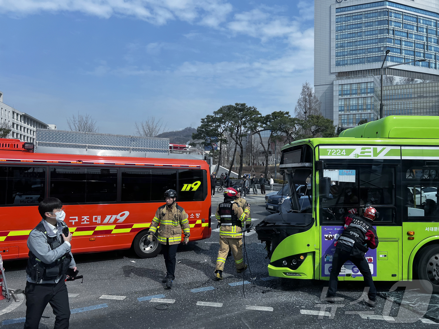 (서울=뉴스1) 홍기삼 기자 = 14일 오전 서울시 서대문구 성산로 연세대학교 삼거리에서 발생한 교통사고 현장에 출동한 119구조대가 마을버스에서 운전자를 구조하고 있다.  202 …