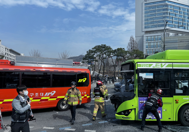 연세대 앞 버스 교통사고…운전자 구조 중