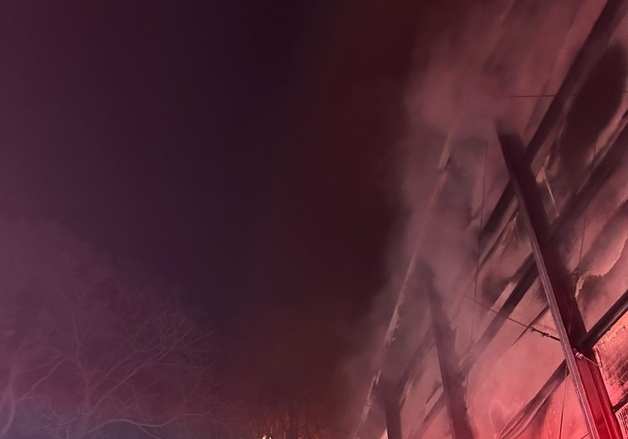 충주 폐기물업체 불 1억5000만원 피해…야산으로 번지기도