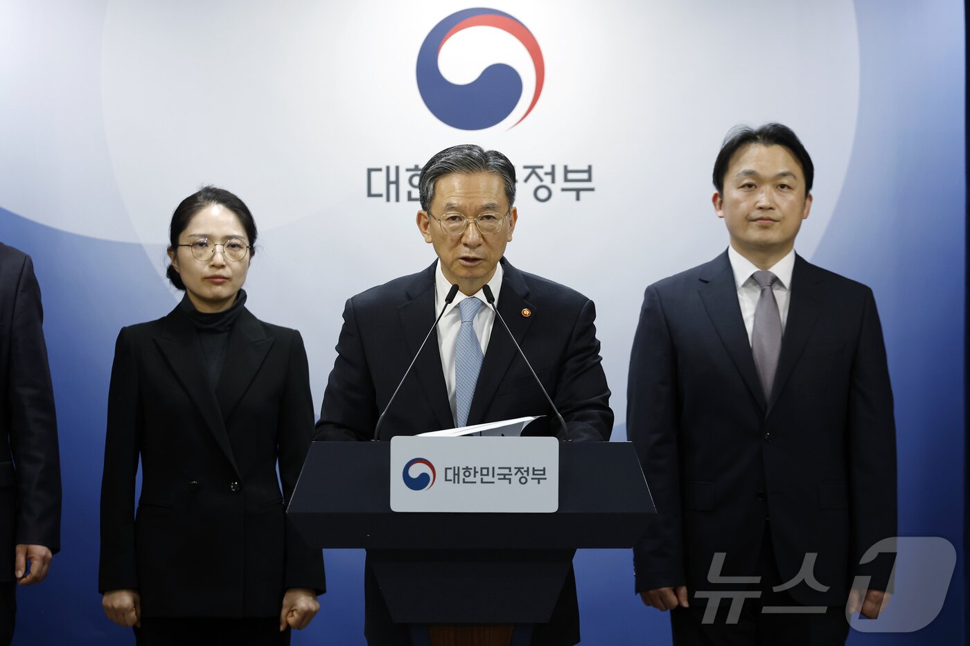 본문 이미지 - 정성호 법무부 장관이 14일 오후 서울시 종로구 세종대로 정부서울청사에서 스위스의 글로벌 승강기 업체인 쉰들러(Schindler)가 한국을 상대로 제기한 국제투자분쟁(ISDS) 선고 관련 브리핑을 하고 있다. 정 장관은 이날 브리핑에서 "오늘 오전 2시 3분 PCA 국제상설중재재판소의 이 사건 중재판정부는 쉰들러의 모든 청구를 기각했다＂고 밝혔다. 2026.3.14 ⓒ 뉴스1 박정호 기자