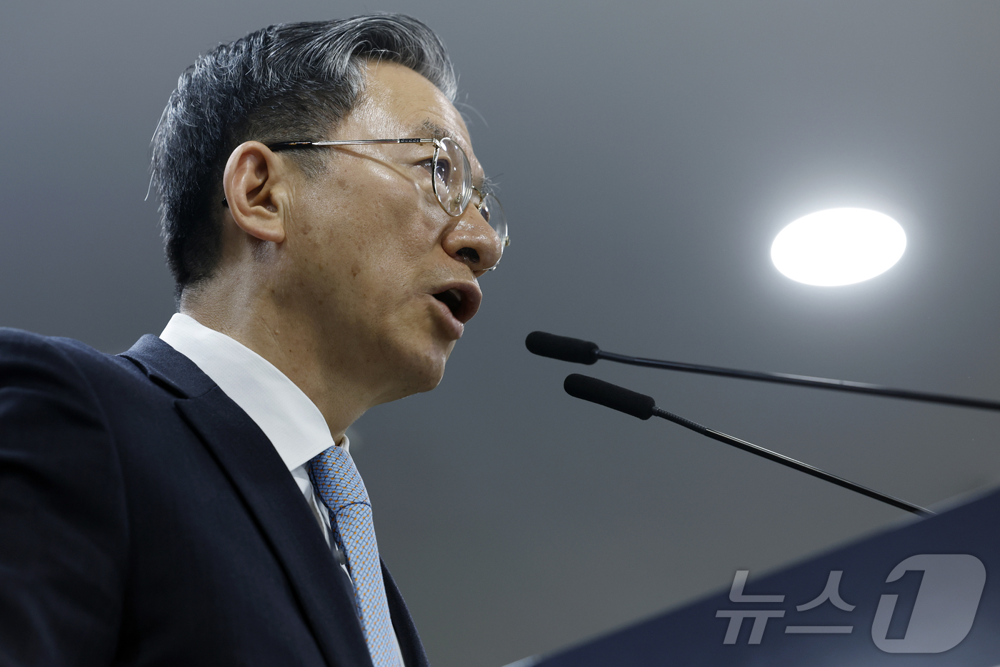 (서울=뉴스1) 박정호 기자 = 정성호 법무부 장관이 14일 오후 서울시 종로구 세종대로 정부서울청사에서 스위스의 글로벌 승강기 업체인 쉰들러(Schindler)가 한국을 상대로 …