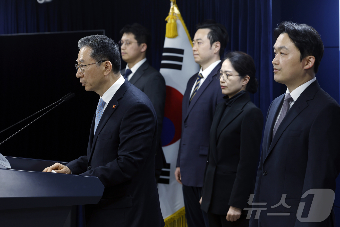 (서울=뉴스1) 박정호 기자 = 정성호 법무부 장관이 14일 오후 서울시 종로구 세종대로 정부서울청사에서 스위스의 글로벌 승강기 업체인 쉰들러(Schindler)가 한국을 상대로 …