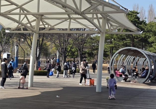 "햇볕이 따뜻해서 좋아"…부산시민공원에 시민들 발길