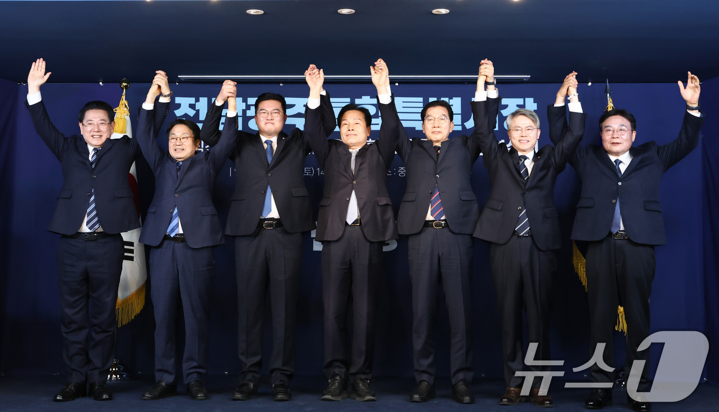 (서울=뉴스1) 최지환 기자 = 더불어민주당 전남광주통합특별시장 경선 후보인 김영록(왼쪽부터), 강기정, 정준호, 주철현, 신정훈, 민형배, 이병훈 예비후보가 14일 오후 서울 영 …