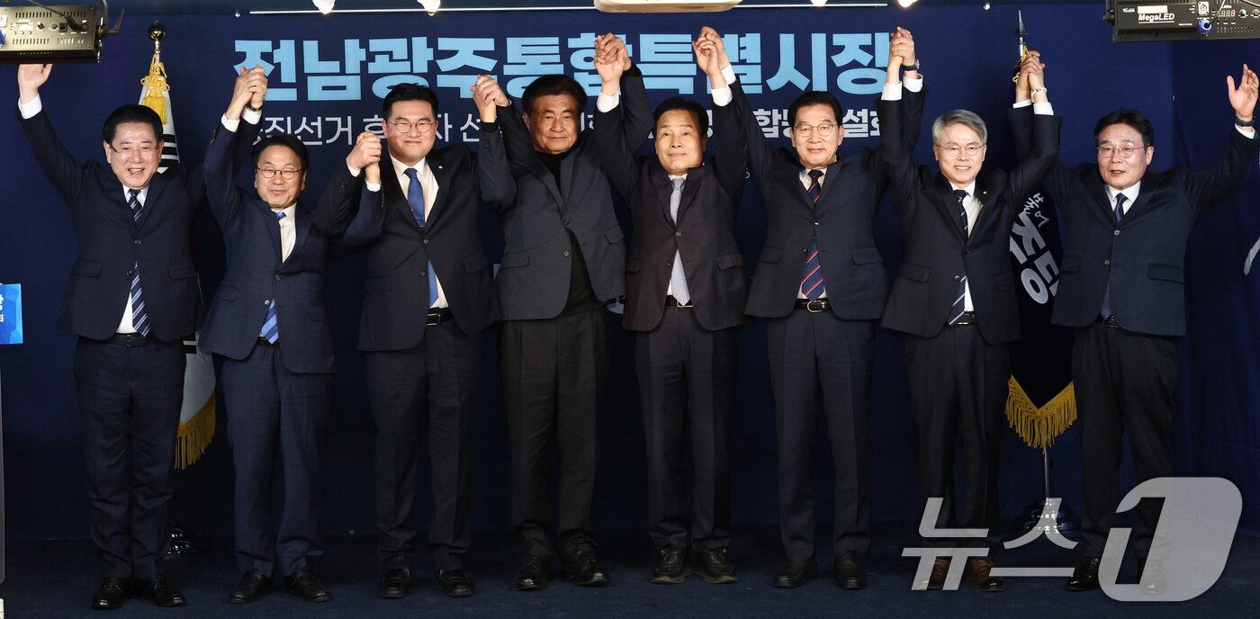 본문 이미지 - 더불어민주당 전남광주 통합특별시장 경선 후보인 김영록(왼쪽부터), 강기정, 정준호 예비후보, 소병훈 중앙당 선거관리위원장, 주철현, 신정훈, 민형배, 이병훈 예비후보가 14일 오후 서울 영등포구 더불어민주당 중앙당사에서 열린 전남광주 통합특별시장 예비경선 합동연설회에서 기념 촬영을 하고 있다. 2026.3.14 ⓒ 뉴스1 최지환 기자