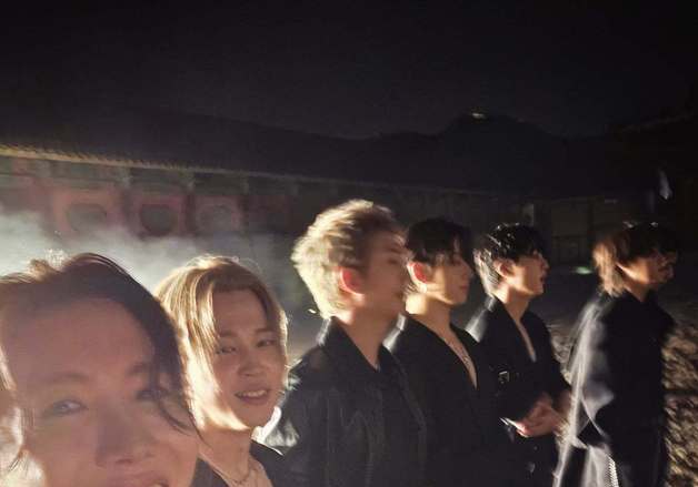 BTS, 올블랙 룩에 야외 촬영…완전체 컴백 준비 현장 공개