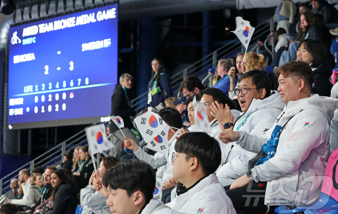 (서울=뉴스1) = 최휘영 문화체육관광부 장관이 13일(현지시간) 이탈리아 코르티나담페초 컬링 올림픽 스타디움에서 열린 2026 밀라노·코르티나담페초 동계패럴림픽 휠체어컬링 혼성 …