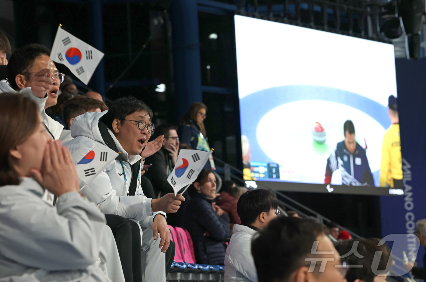 (서울=뉴스1) = 최휘영 문화체육관광부 장관이 13일(현지시간) 이탈리아 코르티나담페초 컬링 올림픽 스타디움에서 열린 2026 밀라노·코르티나담페초 동계패럴림픽 휠체어컬링 혼성 …