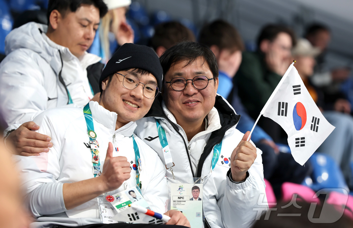 (서울=뉴스1) = 최휘영 문화체육관광부 장관이 13일(현지시간) 이탈리아 코르티나담페초 컬링 올림픽 스타디움에서 열린 2026 밀라노·코르티나담페초 동계패럴림픽 휠체어컬링 혼성 …