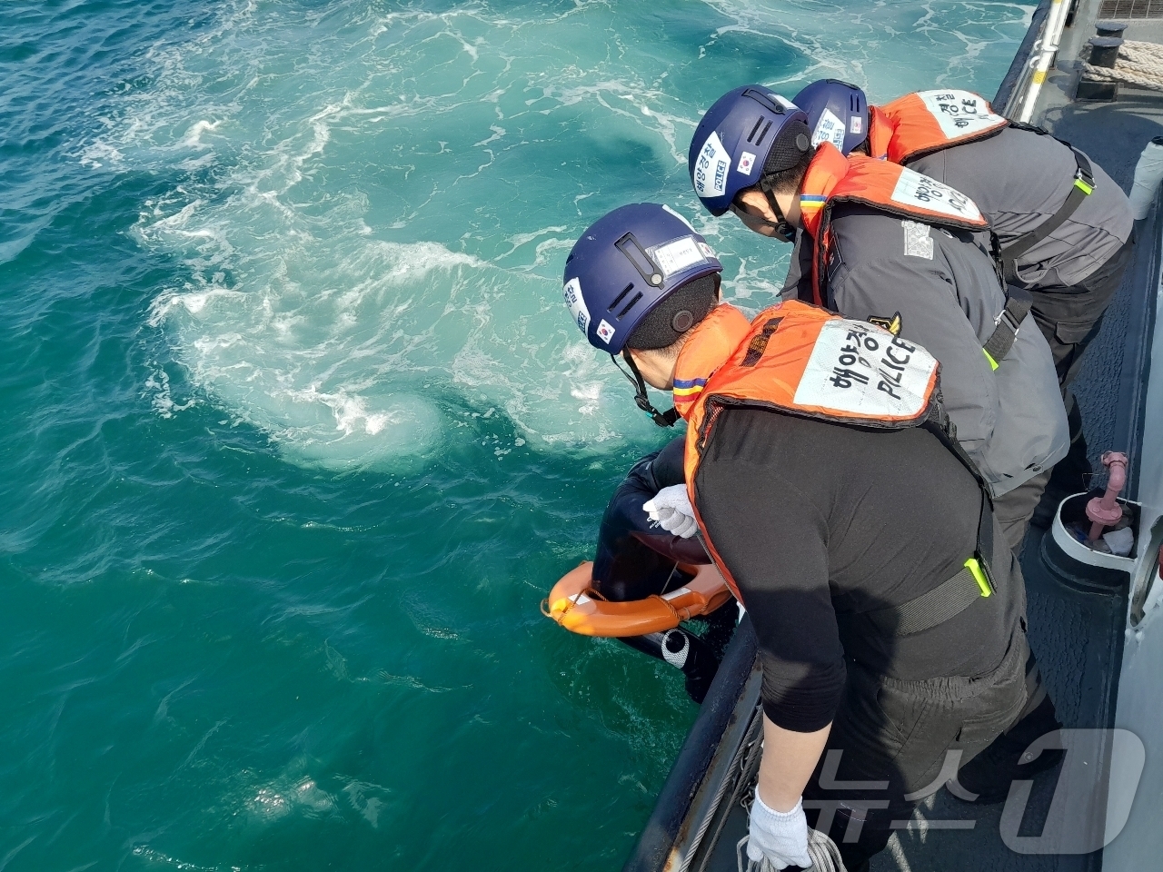 (서울=뉴스1) = 속초해양경찰서 대원들이 14일 낮 1시 30분경 양양군 물치항 해상에서 외해로 떠밀려 표류하던 서핑객 A씨를 구조하고 있다. (속초해양경찰서 제공. 재판매 및 …