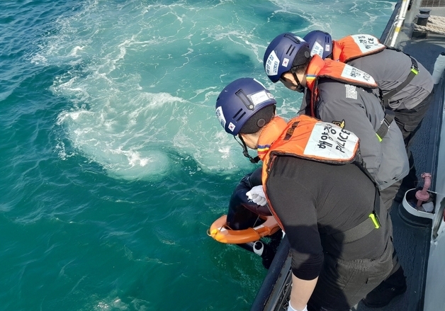 속초해경, 양양 물치해역 표류 서핑객 10분 만에 구조