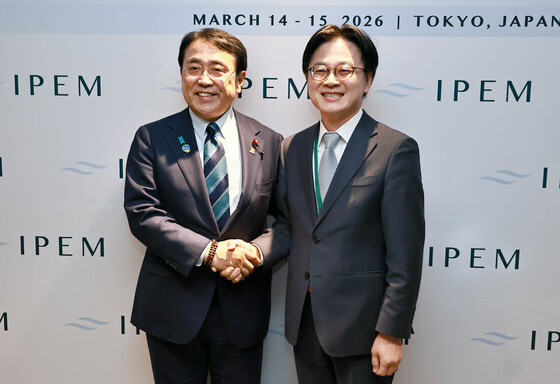 기념 촬영하는 김정관 산업부 장관·아카자와 료세이 경제산업성 대신