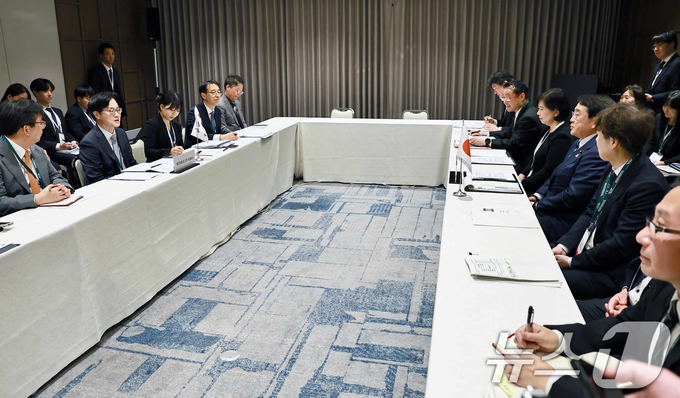 (서울=뉴스1) 최지환 기자 = 김정관 산업통상부 장관이 14일 일본 도쿄에서 열린 제1차 인도·태평양 에너지 안보 장관회의 참석 계기로 열린 아카자와 료세이 일본 경제산업성 대신 …