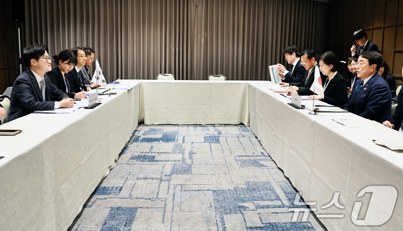 (서울=뉴스1) 최지환 기자 = 김정관 산업통상부 장관이 14일 일본 도쿄에서 열린 제1차 인도·태평양 에너지 안보 장관회의 참석 계기로 아카자와 료세이 일본 경제산업성 대신과 회 …