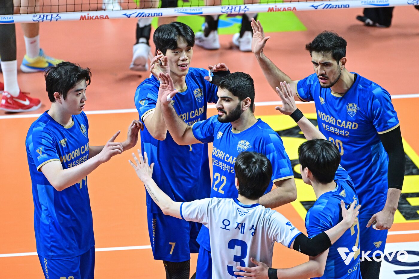 본문 이미지 -   우리카드가 한국전력을 꺾고 봄배구 불씨를 살렸다(KOVO제공)