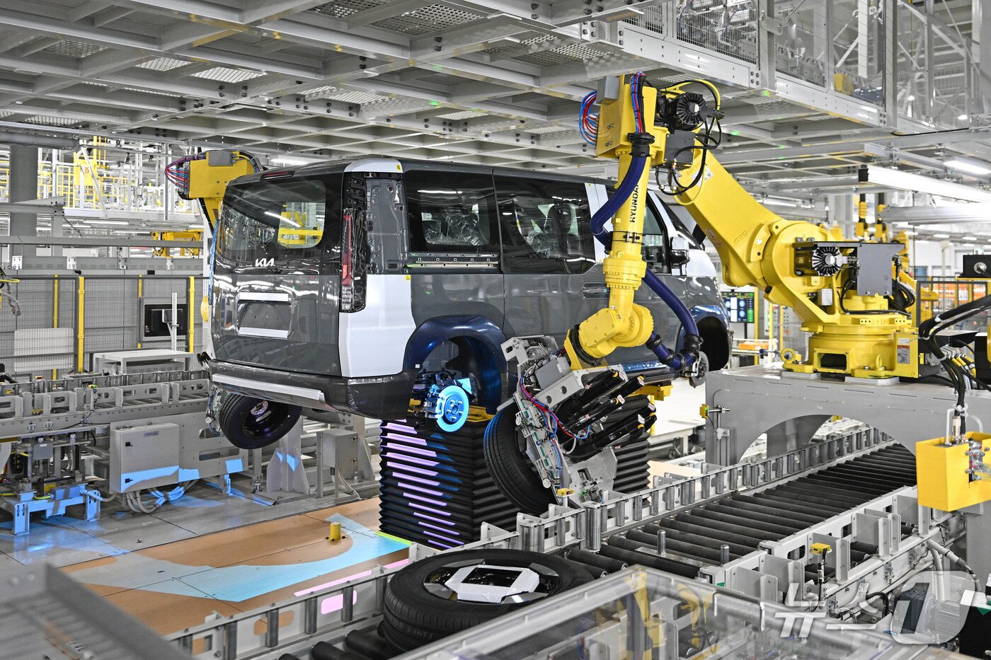 본문 이미지 - 지난 12일 경기 화성 기아 화성EVO플랜트 이스트(East) 타이어 장착 자동화 공정(현대차그룹 제공) 2026.3.15/뉴스1