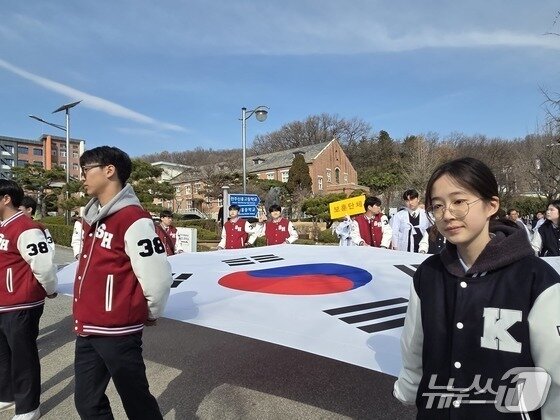 본문 이미지 - 14일 오전 전북 전주시 중화산동 전주신흥고등학교에서 열린 '3·13 만세운동' 재현행사에 참여한 학생들과 시민들이 태극기를 들고 행진하고 있다. 2026.3.14 ⓒ 뉴스1 장수인 기자