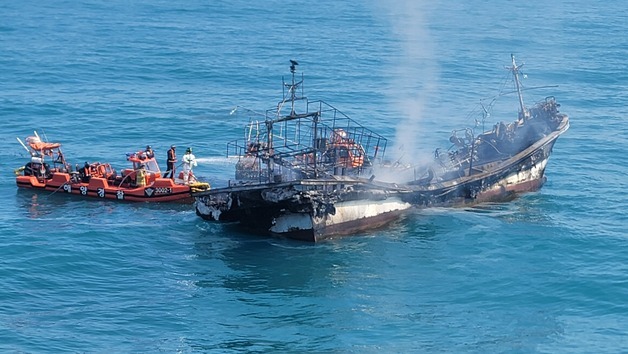 제주 차귀도 어선 화재 7시간째 진압 중…"한국인 선원 2명 실종"(종합)