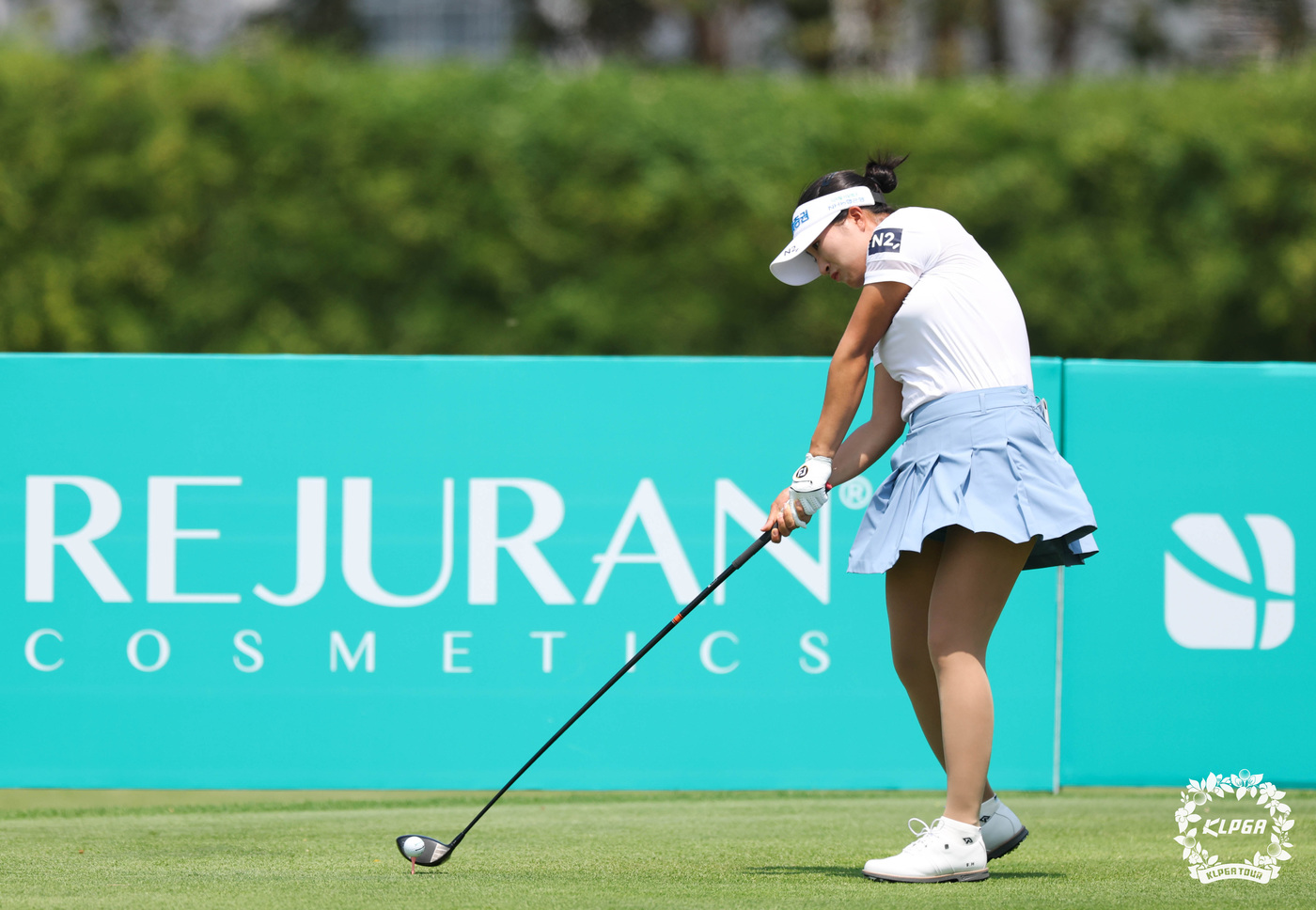 (서울=뉴스1) = 김시현이 14일 태국 촌부리 아마타 스프링컨트리클럽에서 열린 KLPGA 해외 개막전인 ‘2026 리쥬란 챔피언십’ 3라운드 3번홀에서 티샷을 하고 있다. (KL …