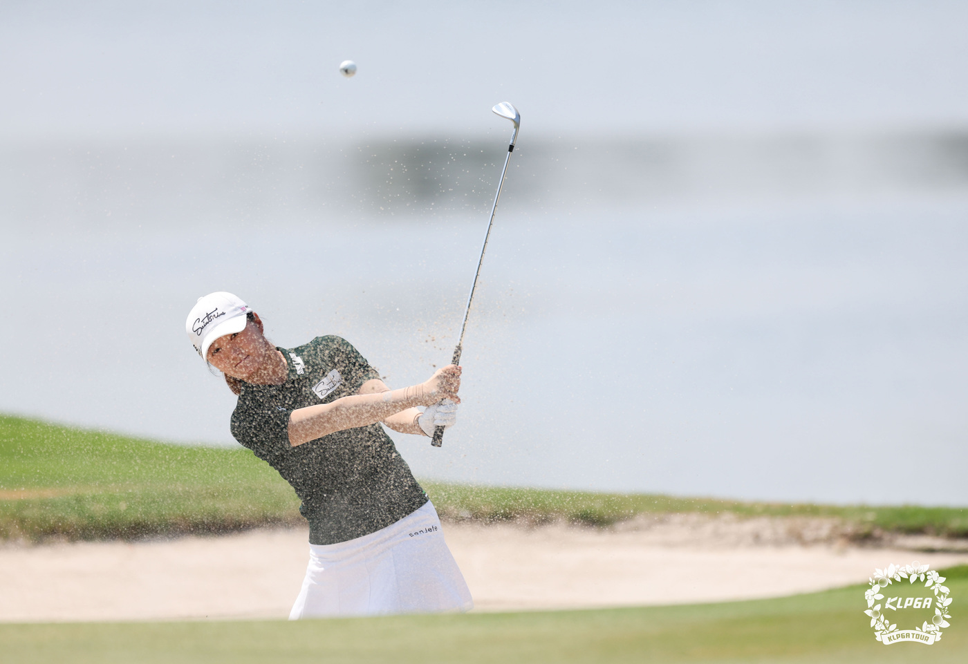 (서울=뉴스1) = 김새로미가 14일 태국 촌부리 아마타 스프링컨트리클럽에서 열린 KLPGA 해외 개막전인 ‘2026 리쥬란 챔피언십’ 3라운드 2번홀에서 벙커샷을 하고 있다. ( …