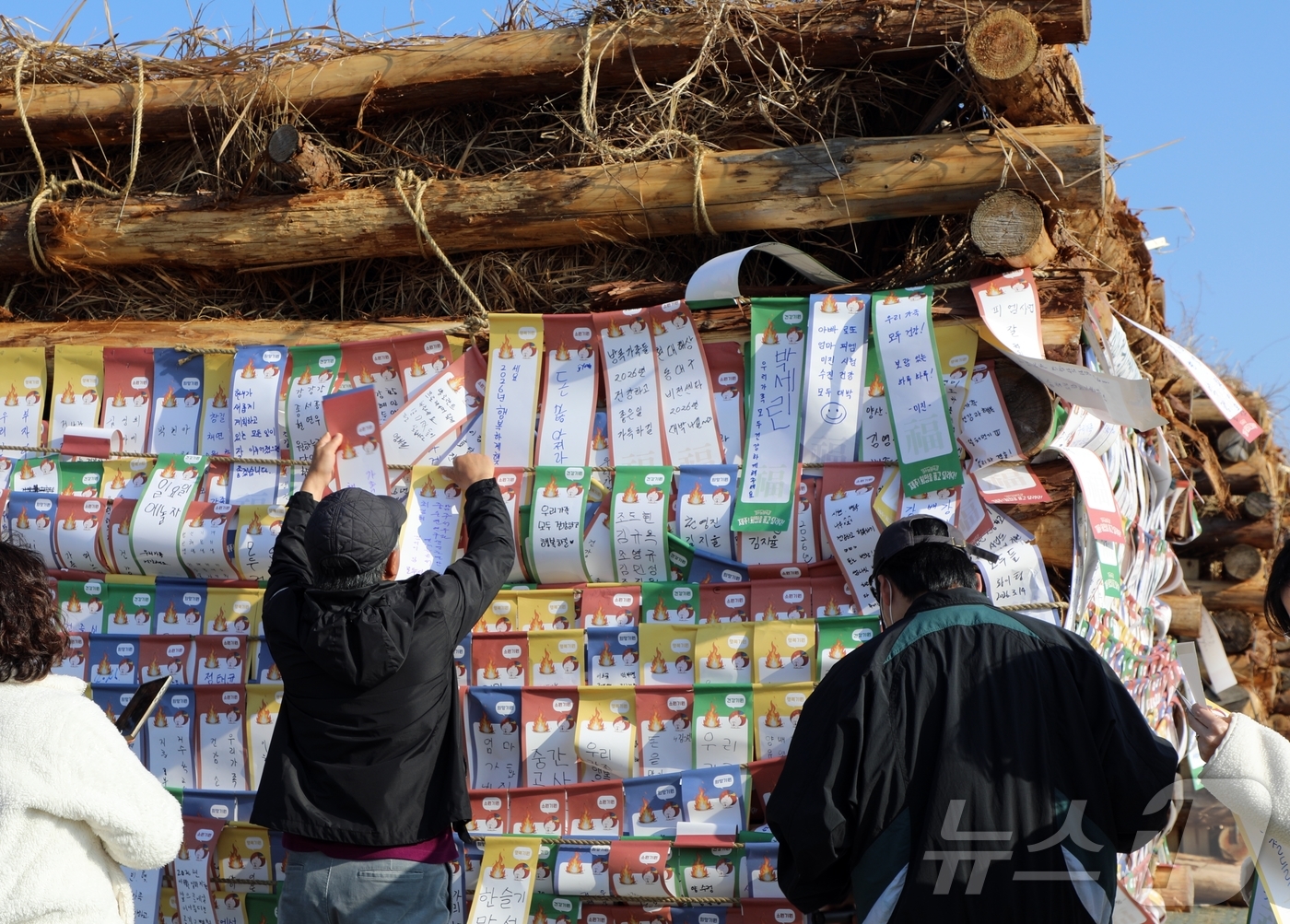 (제주=뉴스1) 홍수영 기자 = 14일 오후 제주시 애월읍 새별오름 일원에서 열린 제주들불축제를 찾은 도민들이 달집에 소원지를 걸고 있다. 2026.3.14/뉴스1