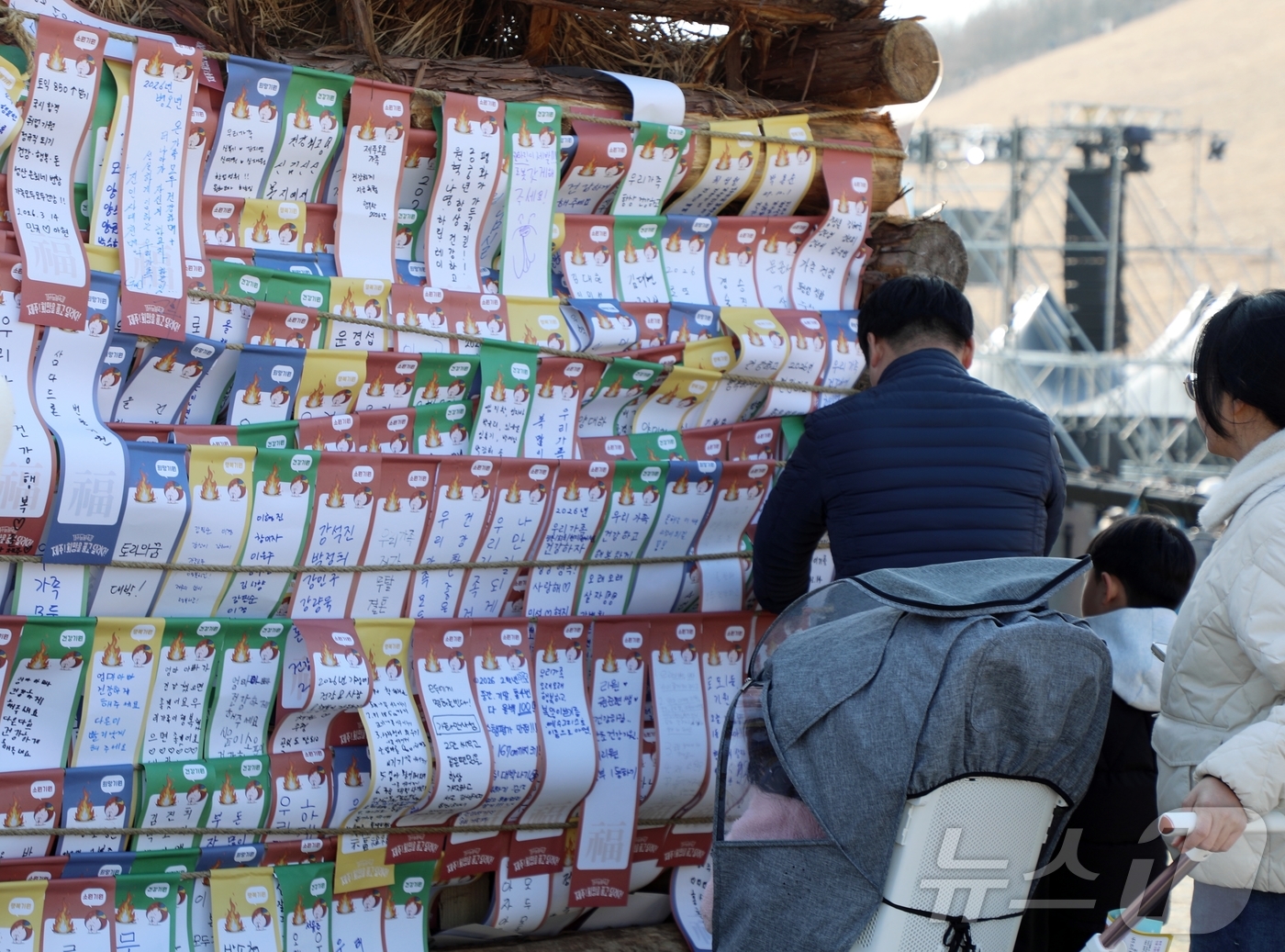 (제주=뉴스1) 홍수영 기자 = 14일 오후 제주시 애월읍 새별오름 일원에서 열린 제주들불축제를 찾은 도민들이 달집에 소원지를 걸고 있다. 2026.3.14/뉴스1