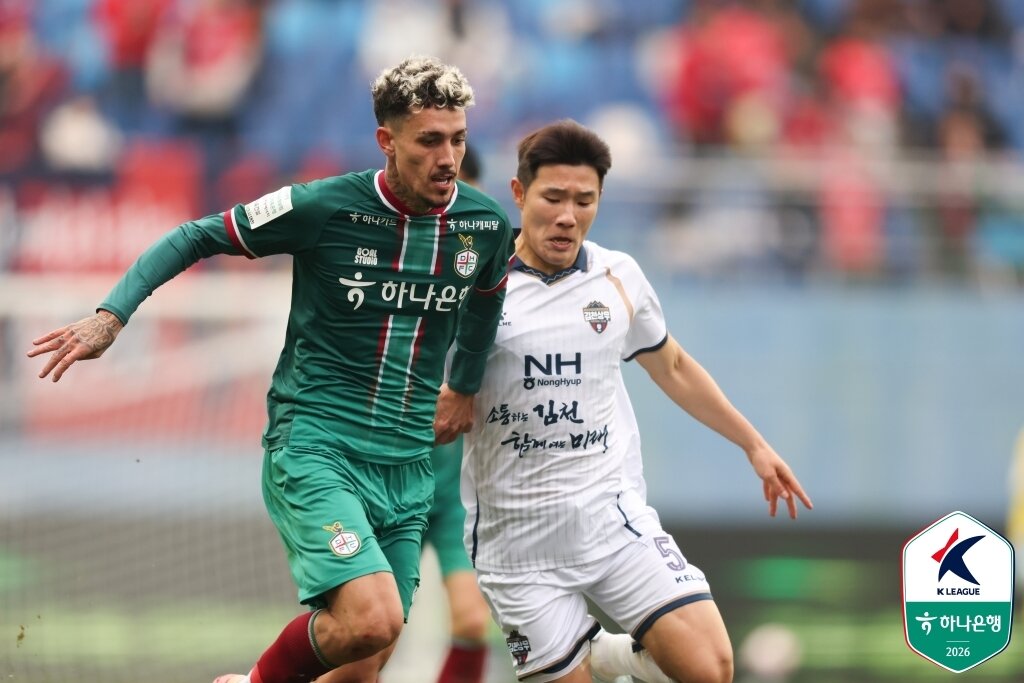 본문 이미지 - 대전 하나시티즌 밥신과 김천 상무 박태준이 14일 대전월드컵경기장에서 열린 맞대결에서 경합을 펼치고 있다. (한국프로축구연맹 제공)