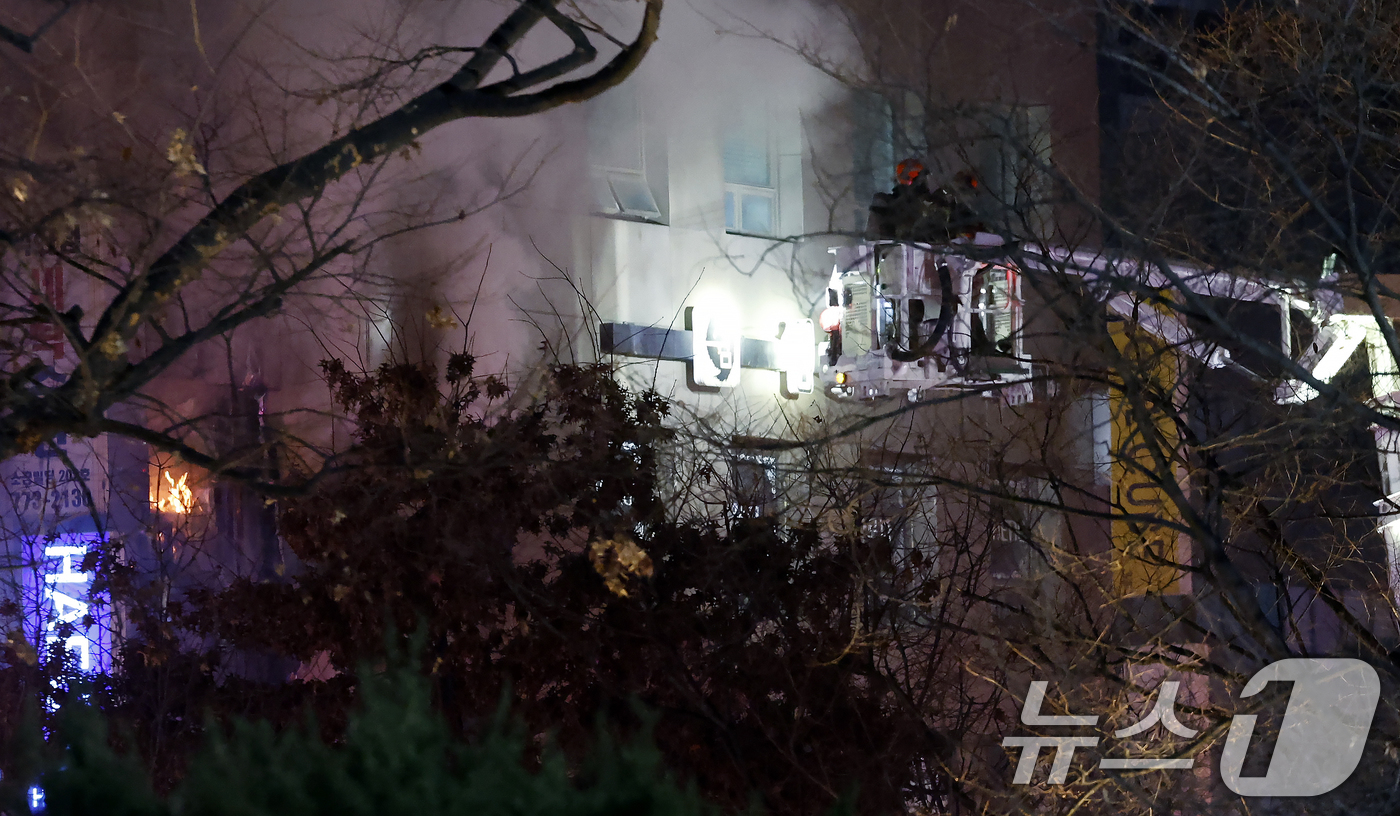 (서울=뉴스1) 박정호 기자 = 14일 오후 서울시 중구 소공로 81 소공빌딩 3층에서 발생한 화재로 다량의 연기가 나오고 있다.소방은 현재 대응 1단계를 발령하고 불길을 잡고 있 …