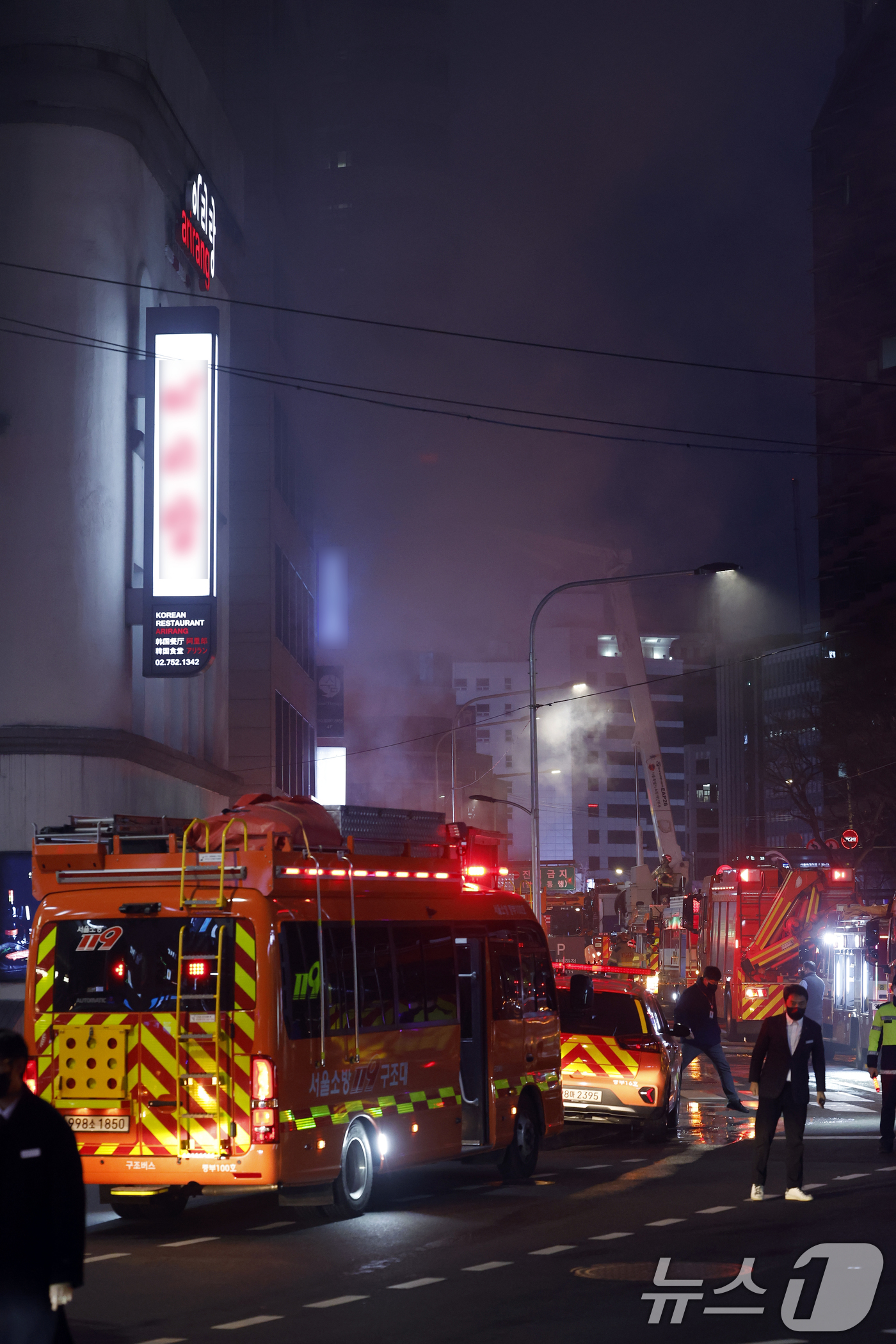 (서울=뉴스1) 박정호 기자 = 14일 오후 서울시 중구 소공로 81 소공빌딩 3층에서 발생한 화재로 다량의 연기가 나오고 있다.소방은 현재 대응 1단계를 발령하고 불길을 잡고 있 …