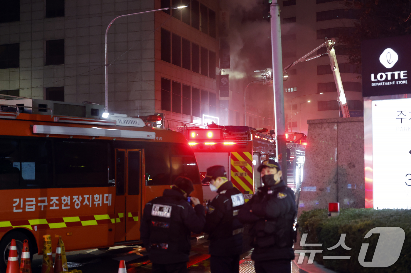 (서울=뉴스1) 박정호 기자 = 14일 오후 서울시 중구 소공로 81 소공빌딩 3층에서 발생한 화재로 다량의 연기가 나오고 있다.소방은 현재 대응 1단계를 발령하고 불길을 잡고 있 …