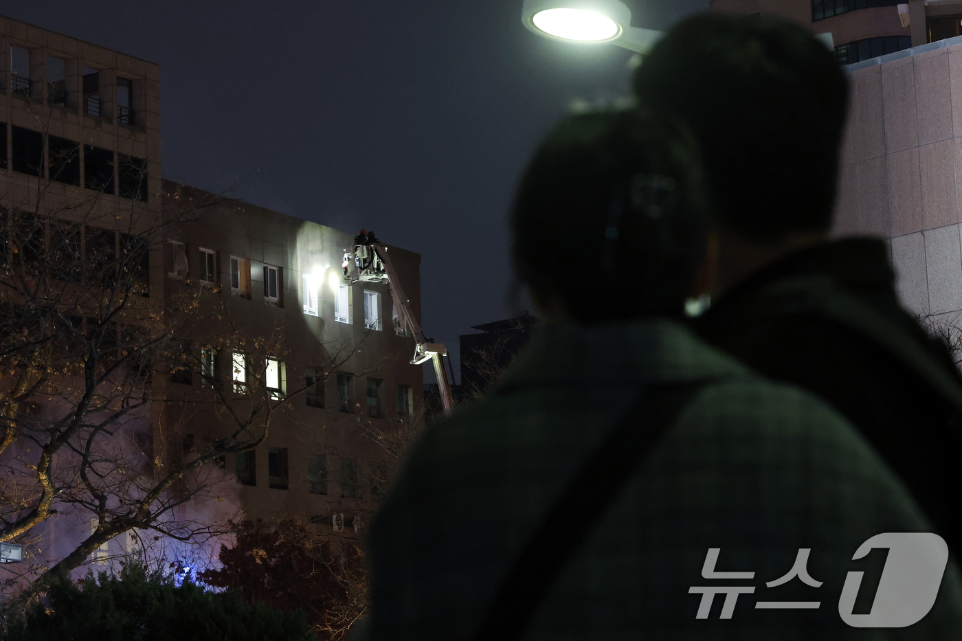 (서울=뉴스1) 박정호 기자 = 14일 오후 서울시 중구 소공로 81 소공빌딩 3층에서 발생해 다량의 연기가 발생하는 가운데 소방 대원들이 인명수색을 위해 투입되고 있다.소방은 현 …