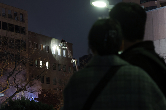 인명 수색 및 화재 진압 작전 중인 소방