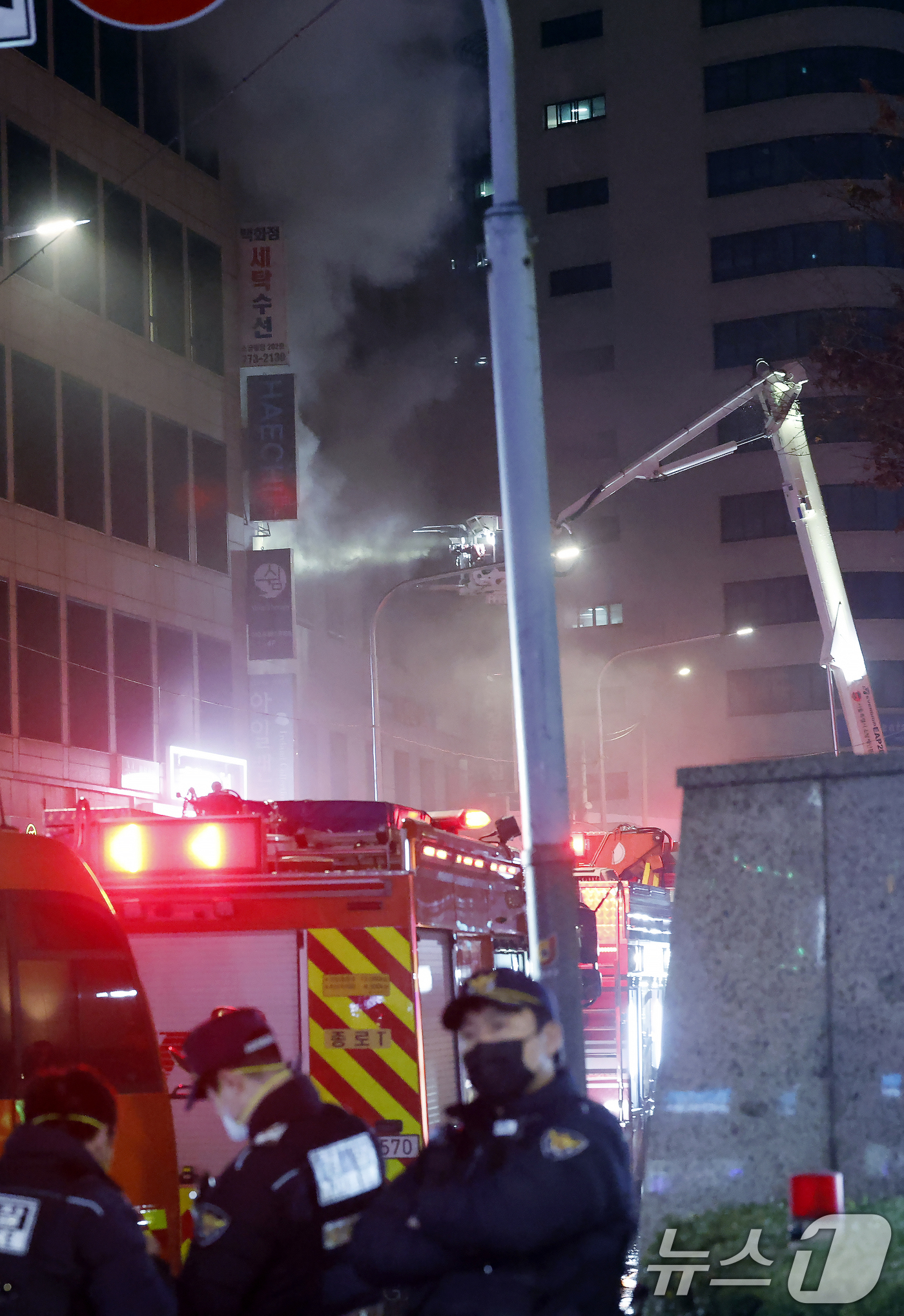 (서울=뉴스1) 박정호 기자 = 14일 오후 서울시 중구 소공로 81 소공빌딩 3층에서 발생한 화재로 다량의 연기가 나오고 있다.소방은 현재 대응 1단계를 발령하고 불길을 잡고 있 …