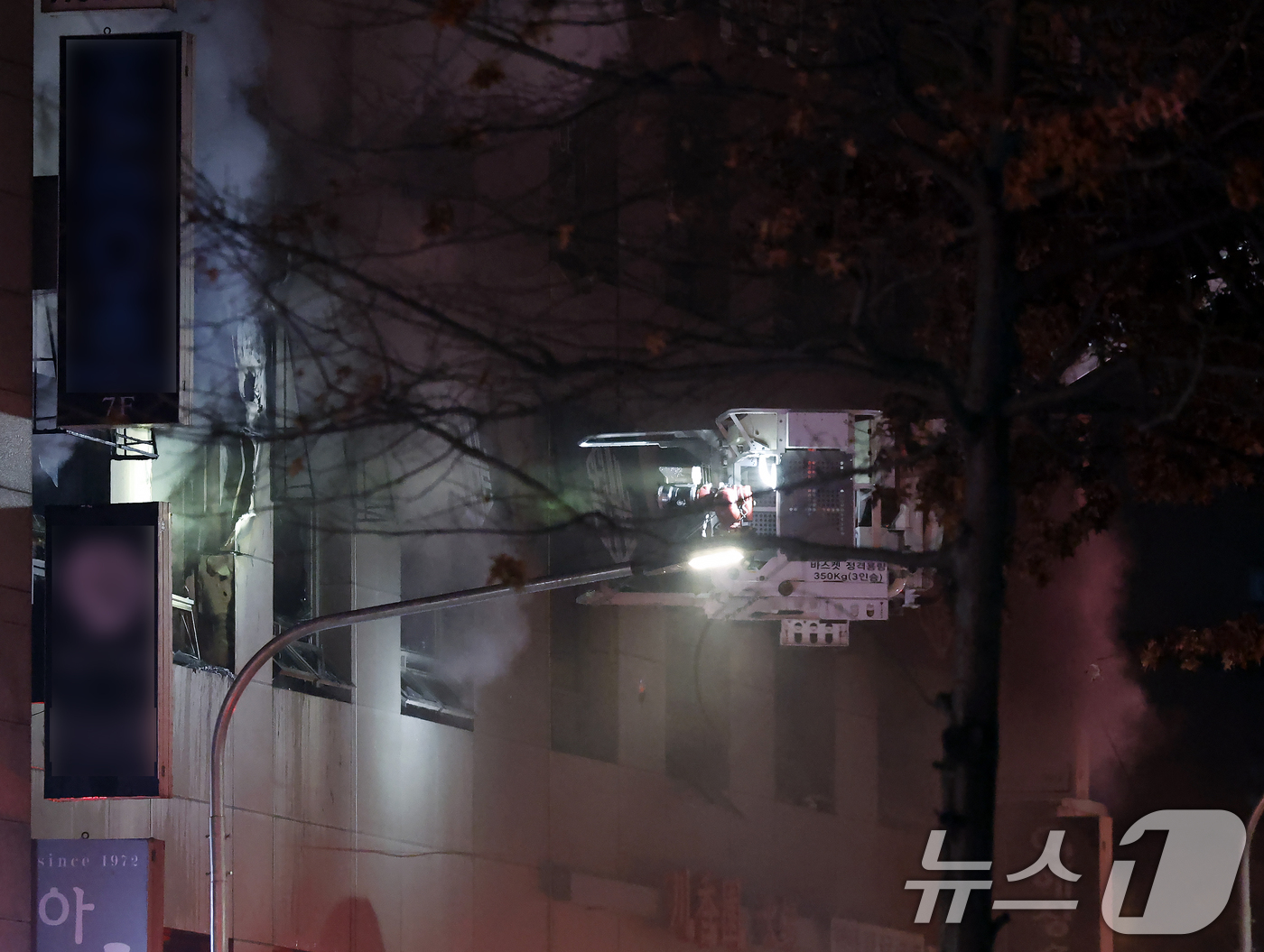 (서울=뉴스1) 박정호 기자 = 14일 오후 서울시 중구 소공로 81 소공빌딩 3층에서 발생한 화재로 다량의 연기가 나오고 있다.소방은 현재 대응 1단계를 발령하고 불길을 잡고 있 …