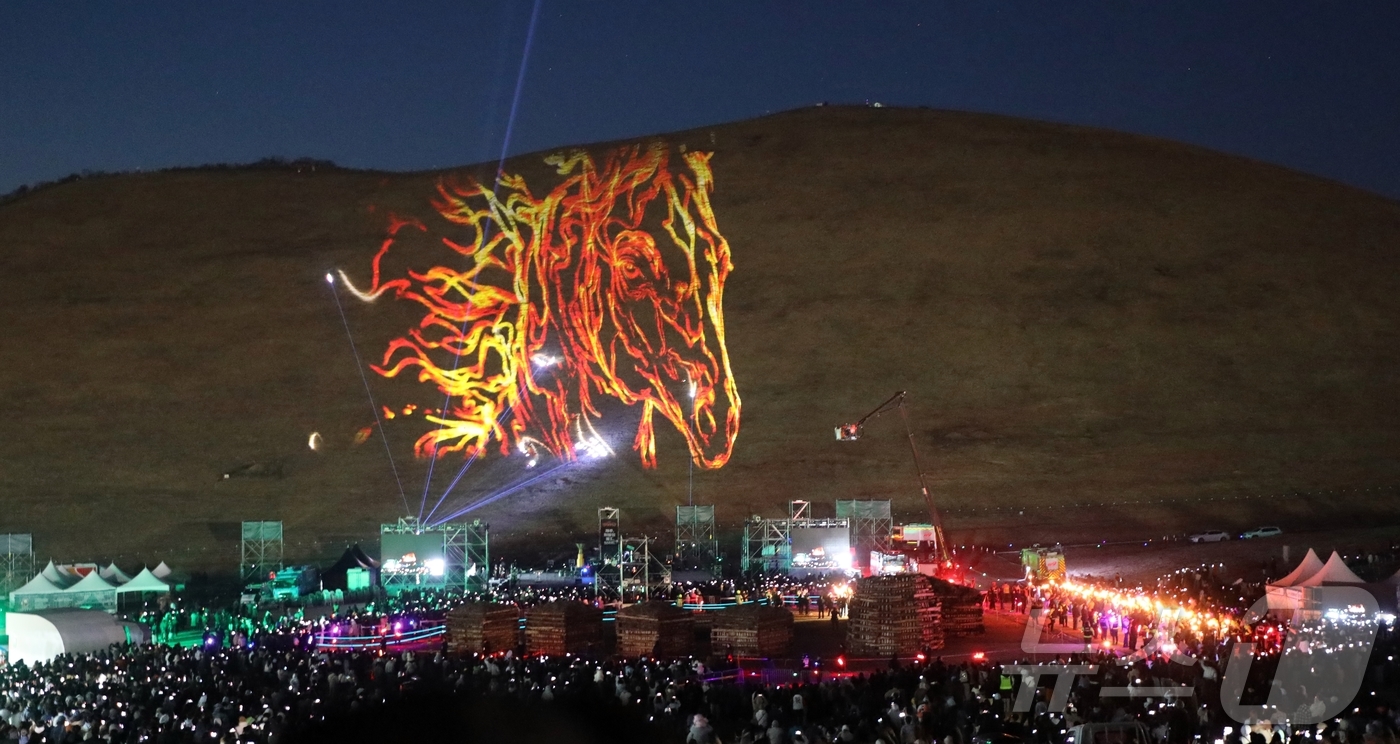 (제주=뉴스1) 홍수영 기자 = '2026 제주들불축제'가 열린 14일 오후 제주시 애월읍 새별오름에서 레이저와 불꽃이 결합된 '디지털 불놓기'가 펼쳐지고 있다. 2026.3.14 …