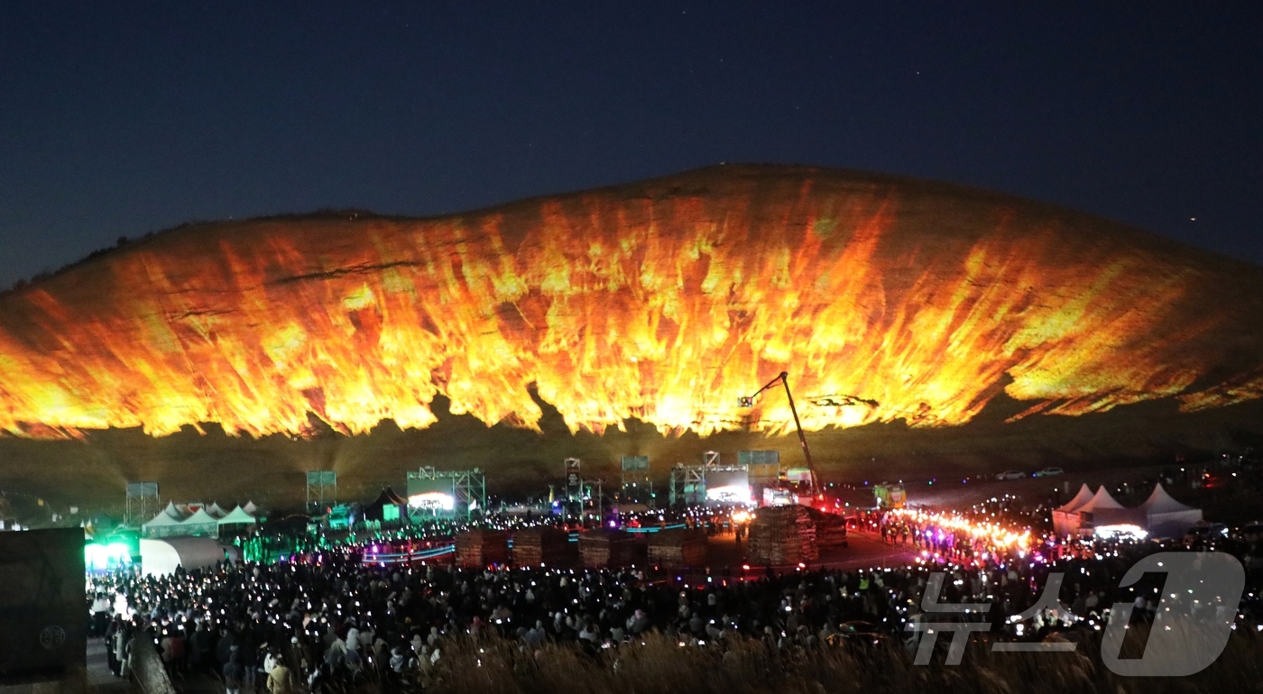 (제주=뉴스1) 홍수영 기자 = '2026 제주들불축제'가 열린 14일 오후 제주시 애월읍 새별오름에서 레이저와 불꽃이 결합된 '디지털 불놓기'가 펼쳐지고 있다. 2026.3.14 …