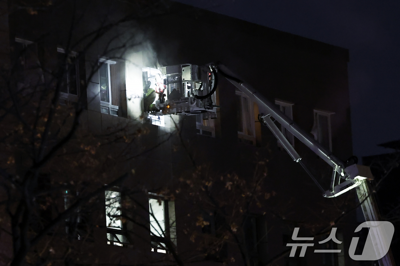 (서울=뉴스1) 박정호 기자 = 14일 오후 서울시 중구 소공로 81 소공빌딩 3층에서 발생해 다량의 연기가 발생하는 가운데 소방 대원들이 인명수색을 위해 투입되고 있다.소방은 현 …