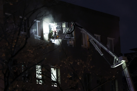 인명 수색 들어가는 소방 대원