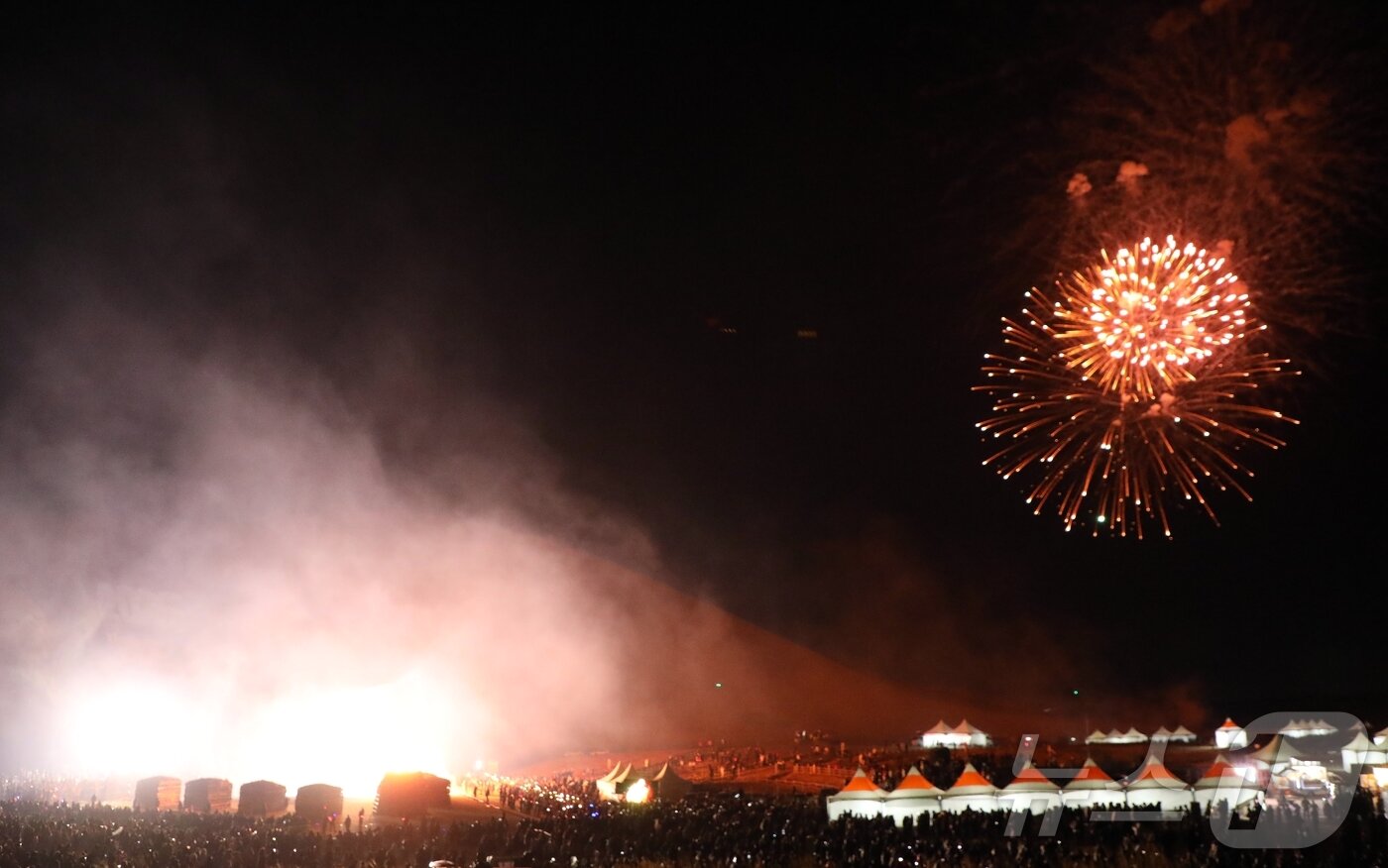 본문 이미지 - '2026 제주들불축제'가 열린 14일 오후 제주시 애월읍 새별오름에서 달집 태우기와 함께 불꽃놀이가 펼쳐지고 있다. 2026.3.14 ⓒ 뉴스1 홍수영 기자