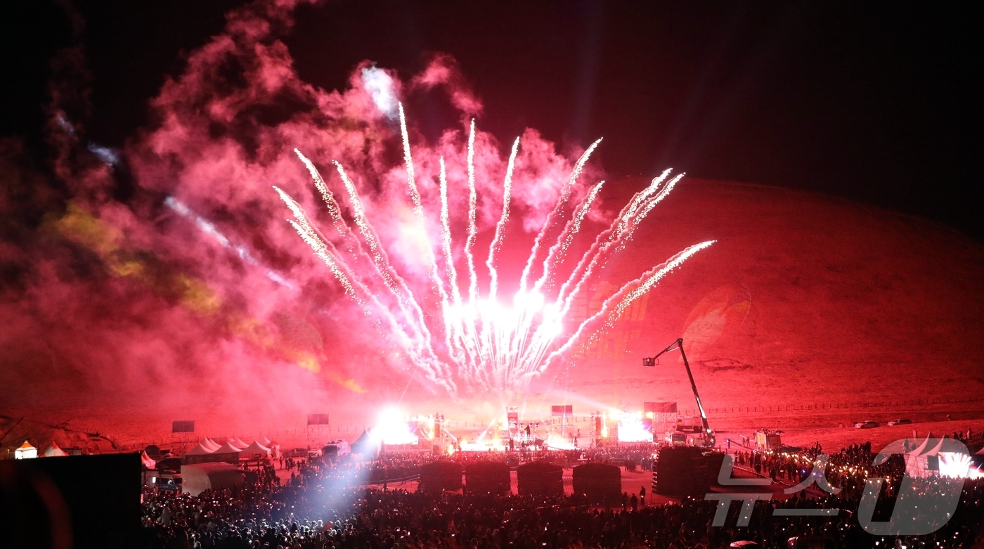 (제주=뉴스1) 홍수영 기자 = '2026 제주들불축제'가 열린 14일 오후 제주시 애월읍 새별오름에서 달집 태우기와 함께 불꽃놀이가 펼쳐지고 있다. 2026.3.14/뉴스1