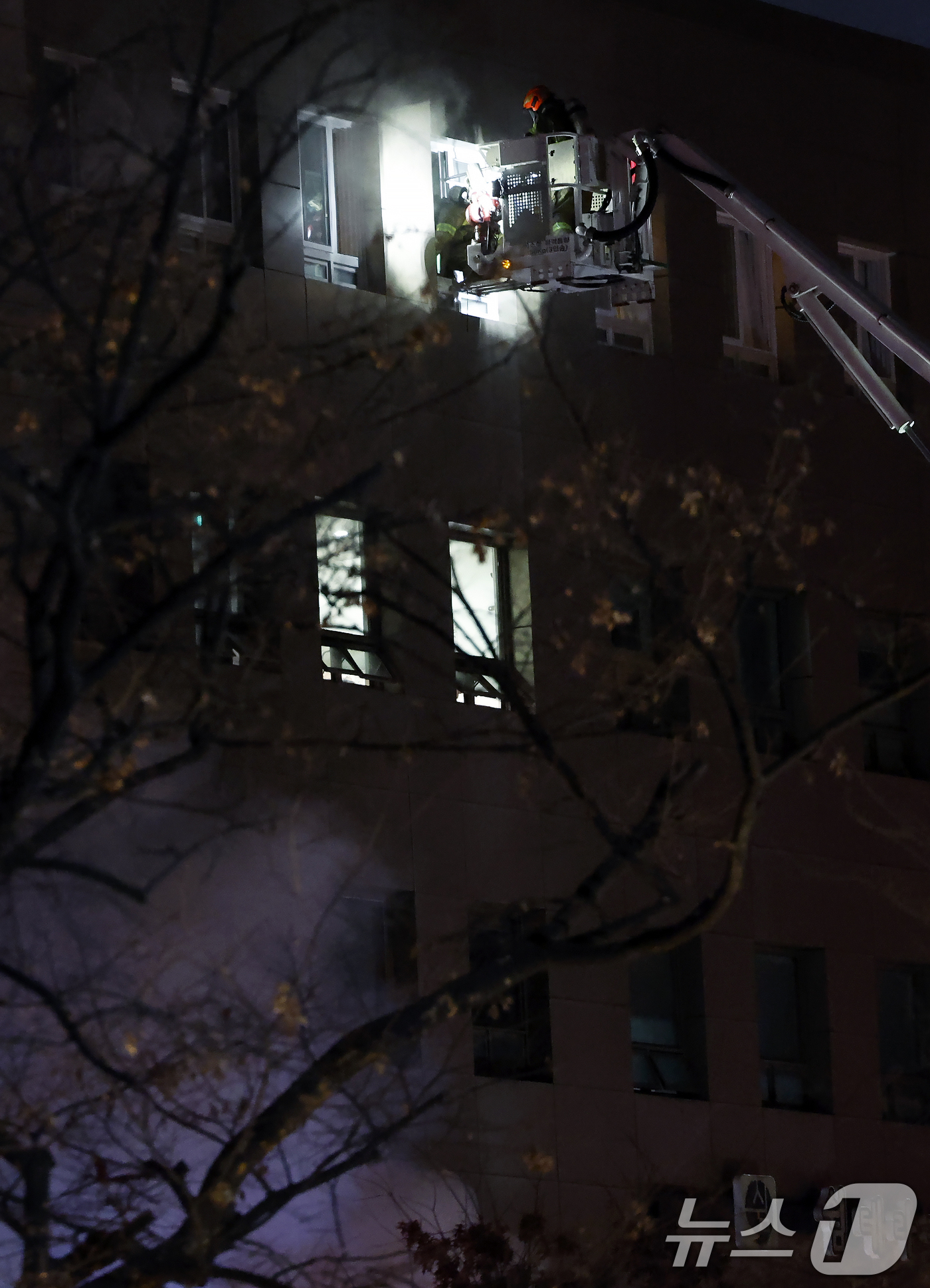 (서울=뉴스1) 박정호 기자 = 14일 오후 서울시 중구 소공로 81 소공빌딩 3층에서 발생해 다량의 연기가 발생하는 가운데 소방 대원들이 인명수색을 위해 투입되고 있다.소방은 현 …