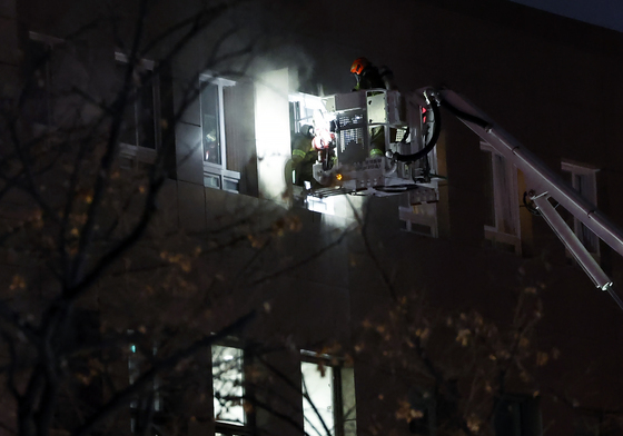 건물 내부 수색 위해 들어가는 소방 대원들