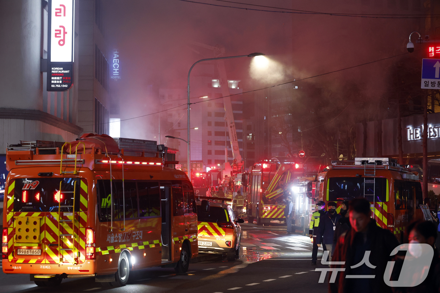 (서울=뉴스1) 박정호 기자 = 14일 오후 서울시 중구 소공로 81 소공빌딩 3층에서 발생한 화재로 다량의 연기가 나오고 있다.소방은 현재 대응 1단계를 발령하고 불길을 잡고 있 …