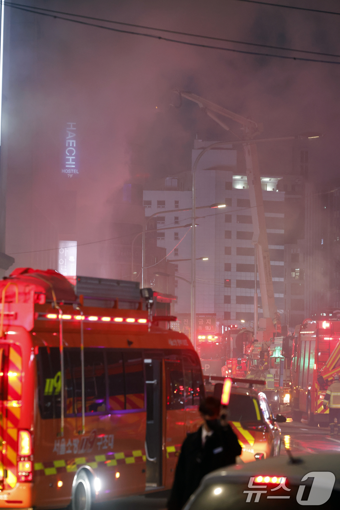 (서울=뉴스1) 박정호 기자 = 14일 오후 서울시 중구 소공로 81 소공빌딩 3층에서 발생한 화재로 다량의 연기가 나오고 있다.소방은 현재 대응 1단계를 발령하고 불길을 잡고 있 …