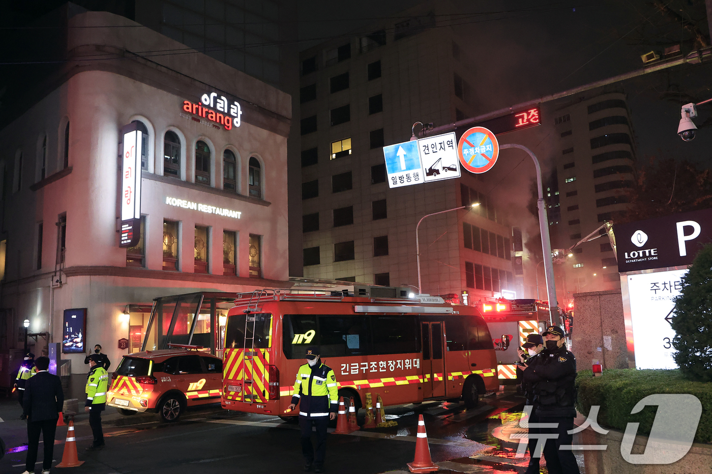 (서울=뉴스1) 박정호 기자 = 14일 오후 서울시 중구 소공로 81 소공빌딩 3층에서 발생한 화재로 다량의 연기가 나오고 있다.소방은 현재 대응 1단계를 발령하고 불길을 잡고 있 …